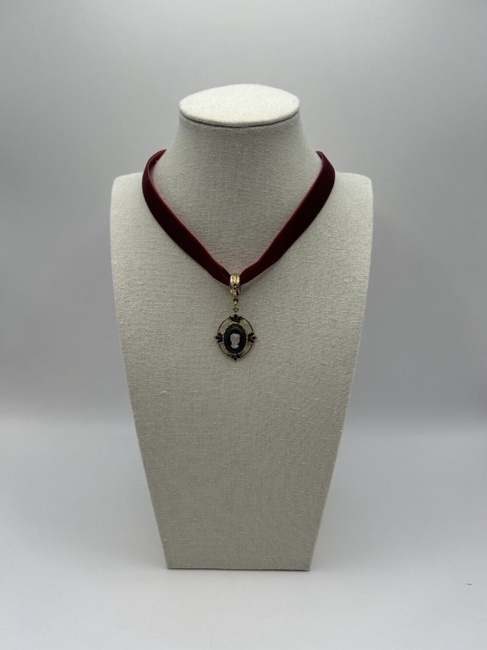 Vintage Style Cameo Choker Necklace Burgundy Velvet Gold Tone Pendant Red Lady - Picture 3 of 8